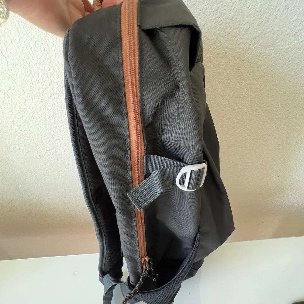 Quechua decathlon 20L hiking black back pack